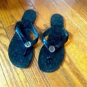 Black patent leather and sliver sandal